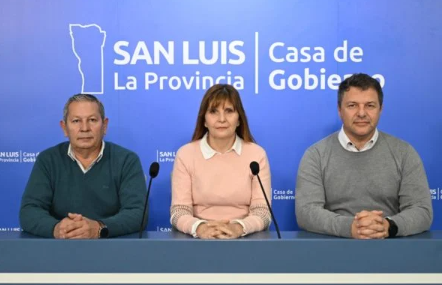 La directora General de Gestión en Salud, Arminda Mattar, junto con el director de Epidemiología y Bioestadística, Edgar Ribba, y el director del Hospital Pediátrico, Rodolfo Toloza.